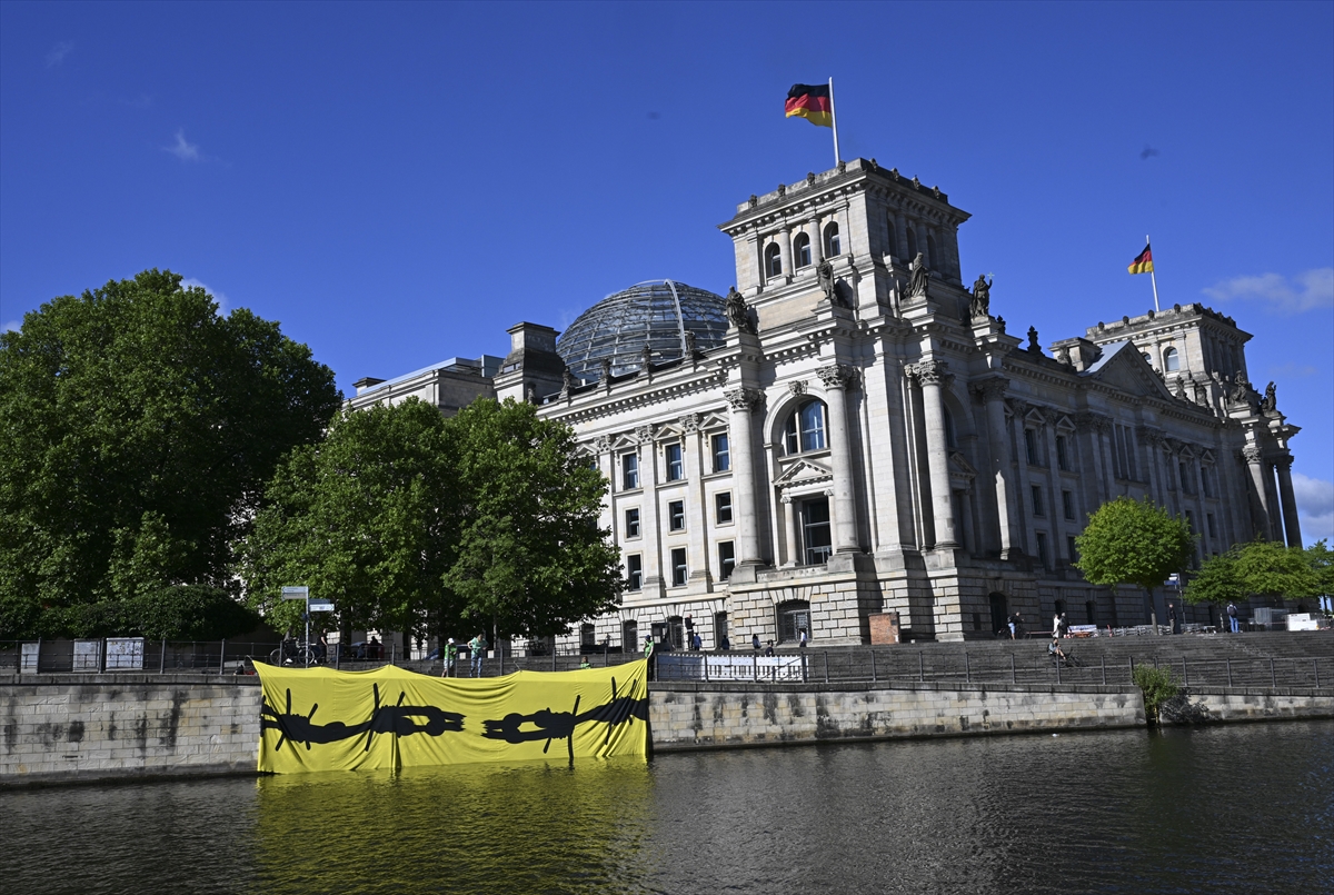Greenpeace ve Uluslararası Af Örgütü aktivistleri Berlin'de farkındalık eylemi düzenledi