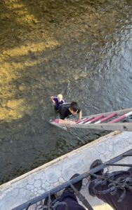 GÜMÜŞHANE (AA) – Gümüşhane'de, Harşit Çayı kenarında mahsur kalan çocuğu