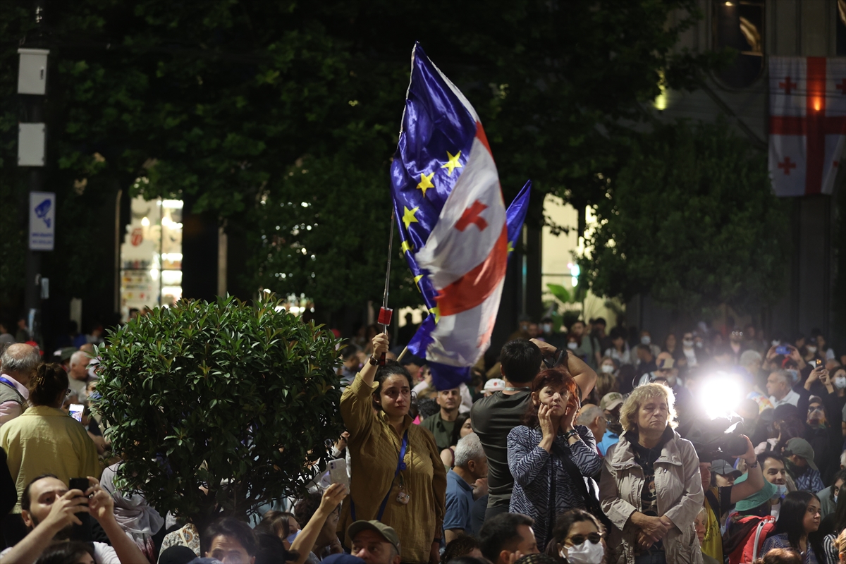 Gürcistan'da, AB yanlısı gösterilerde gözaltına alınanların serbest bırakılması için protesto düzenlendi