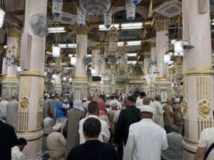 MEDİNE (AA) – Mescid-i Nebevi'de ibadetlerine devam eden hacılar, mobil