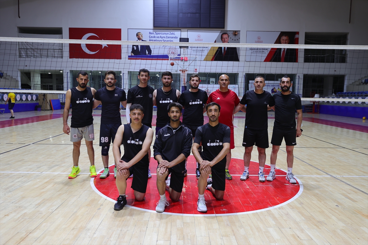Hakkari'de baba oğul voleybol takımının başarısı için mücadele ediyor