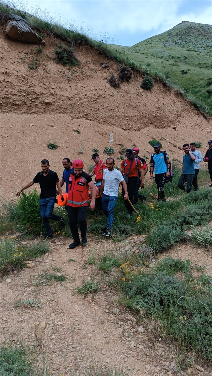 Hakkari'de dağlık alanda düşüp yaralanan kişi ekiplerce hastaneye ulaştırıldı