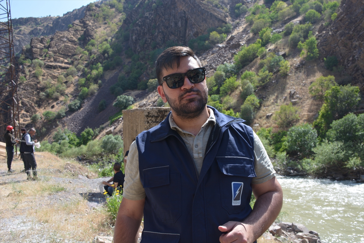 Hakkari'de ekipler, Zap Suyu'nu botla geçerek mezradaki elektrik arızasını giderdi