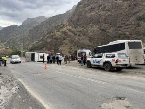 HAKKARİ (AA) – Hakkari'de askeri personeli taşıyan midibüsün devrilmesi sonucu