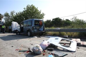 HATAY (AA) – Hatay'ın Erzin ilçesinde kamyon ve 3 hafif