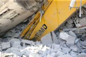 HATAY (AA) – Hatay'ın Arsuz ilçesinde, ağır hasarlı bir binanın,