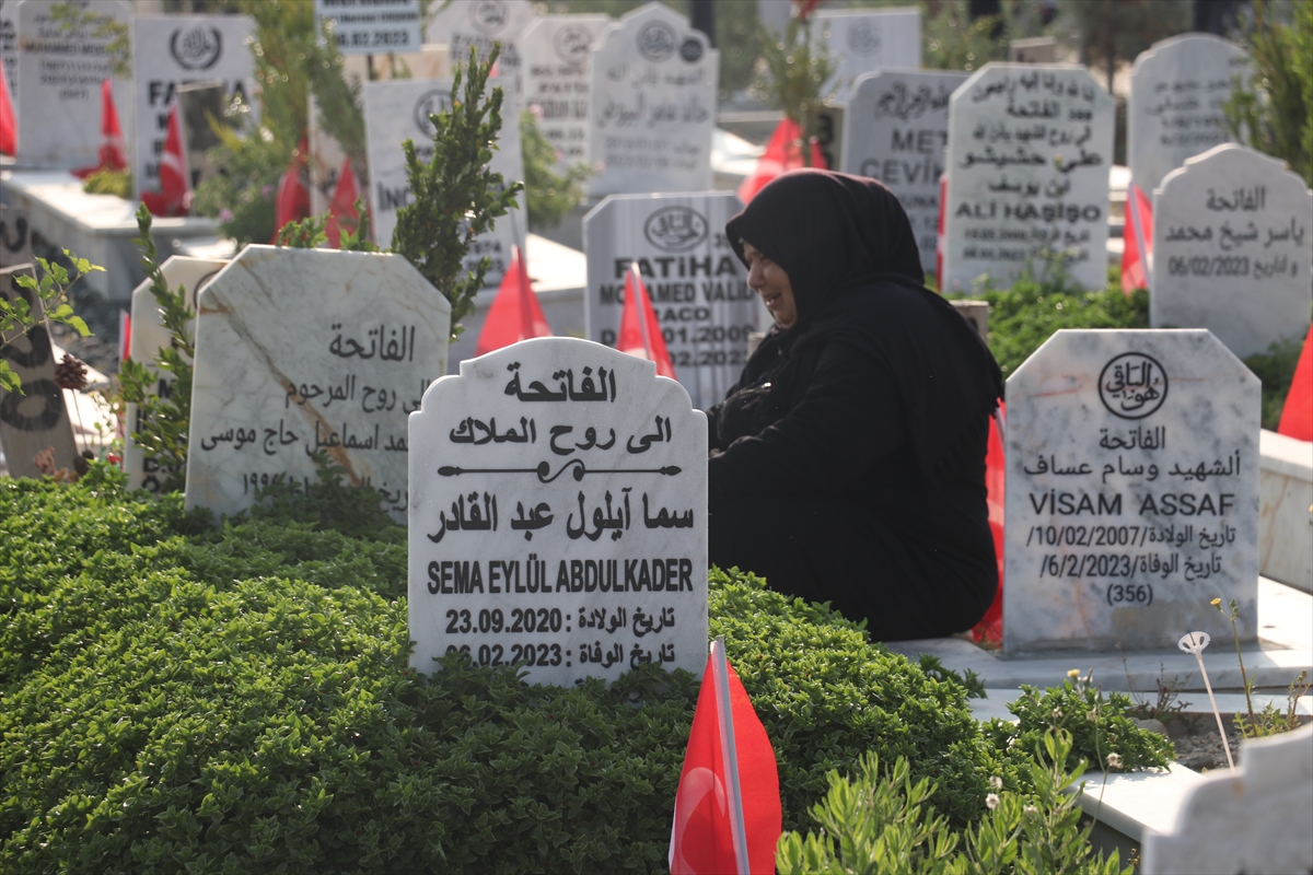 Hatay'da bayramın ilk günü Narlıca Deprem Mezarlığı ziyaret edildi