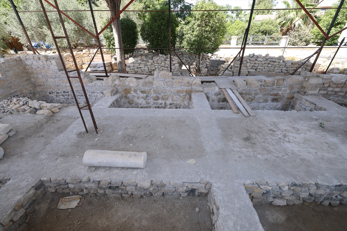 Hatay'da depremde kısmen yıkılan tarihi kilisenin restorasyonu sürüyor