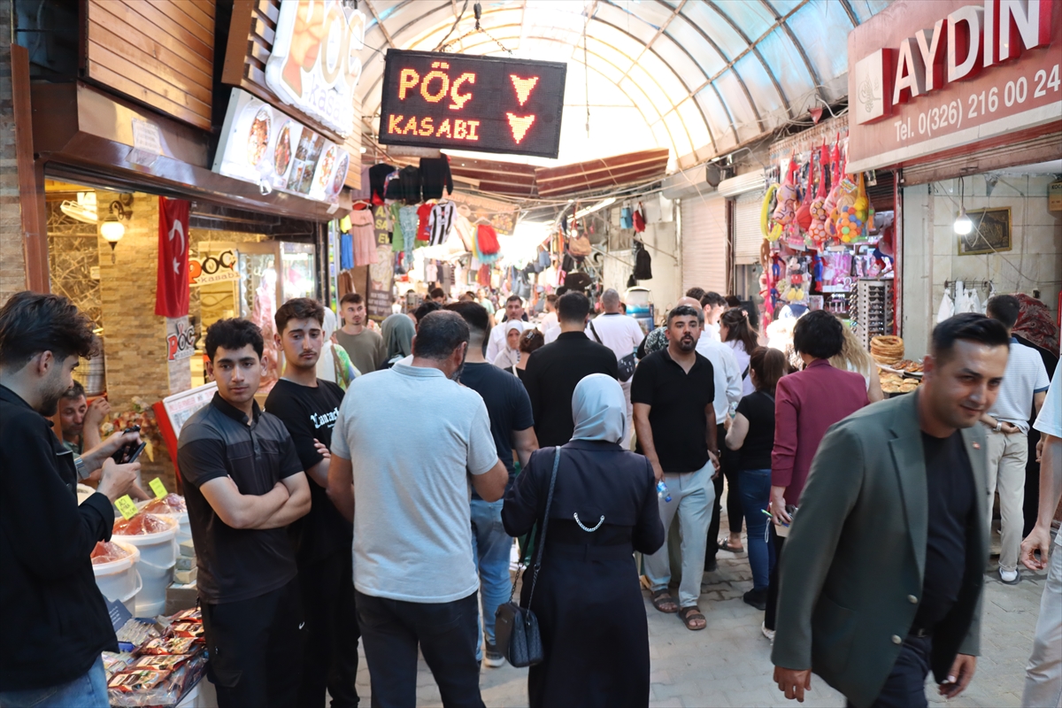 Hatay'da restorasyon nedeniyle taşınacak Uzun Çarşı'da bayram yoğunluğu