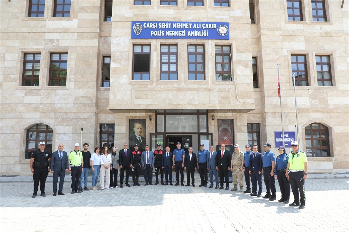 İçişleri Bakan Yardımcısı Aktaş, Elazığ'da vatandaşlar ve güvenlik güçleriyle bayramlaştı