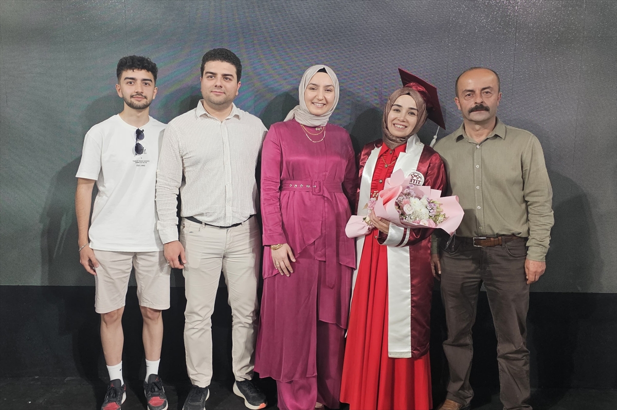 İki çocuk annesi 44 yaşındaki kadın, üniversiteden birincilikle mezun oldu