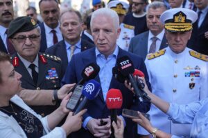 İSTANBUL (AA) – İstanbul Valisi Davut Gül, Edirnekapı Şehitliği'nde dua