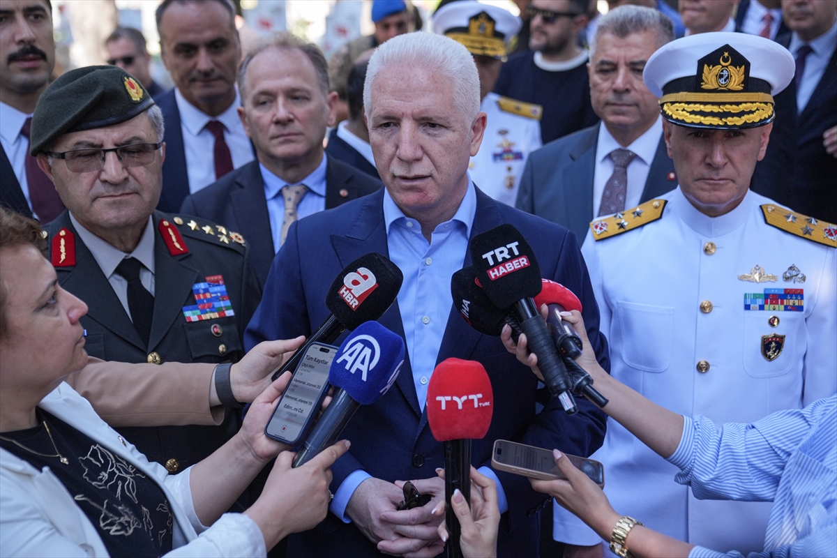 İstanbul Valisi Gül'den Edirnekapı Şehitliği'ne ziyaret