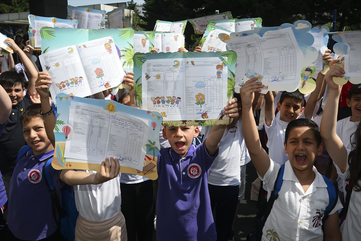 İstanbul'da 2 milyon 859 bin 468 öğrenci karne aldı