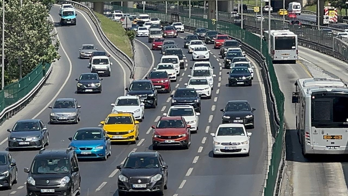 İstanbul'da bayramın ikinci gününde trafik yoğunluğu yaşanıyor