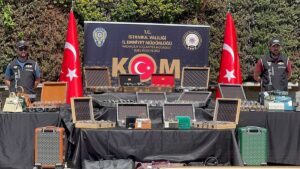 İSTANBUL (AA) – İstanbul'da ünlü markalara ait kaçak çanta ve