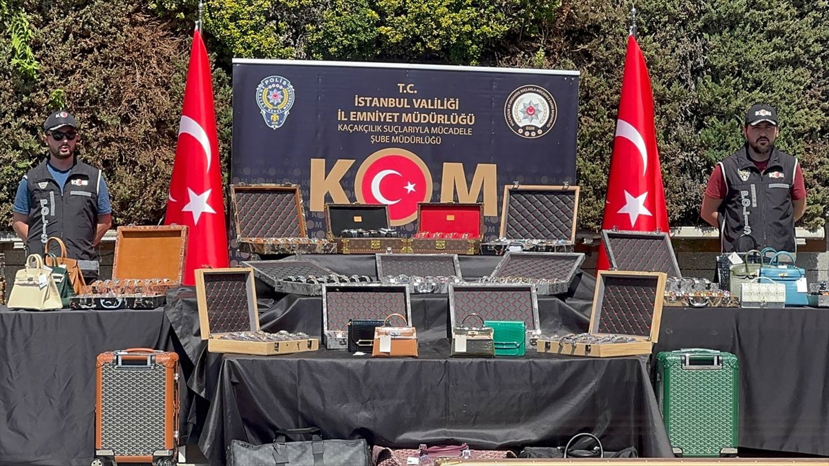 İstanbul'da düzenlenen kaçak çanta ve saat operasyonunda 3 kişi yakalandı