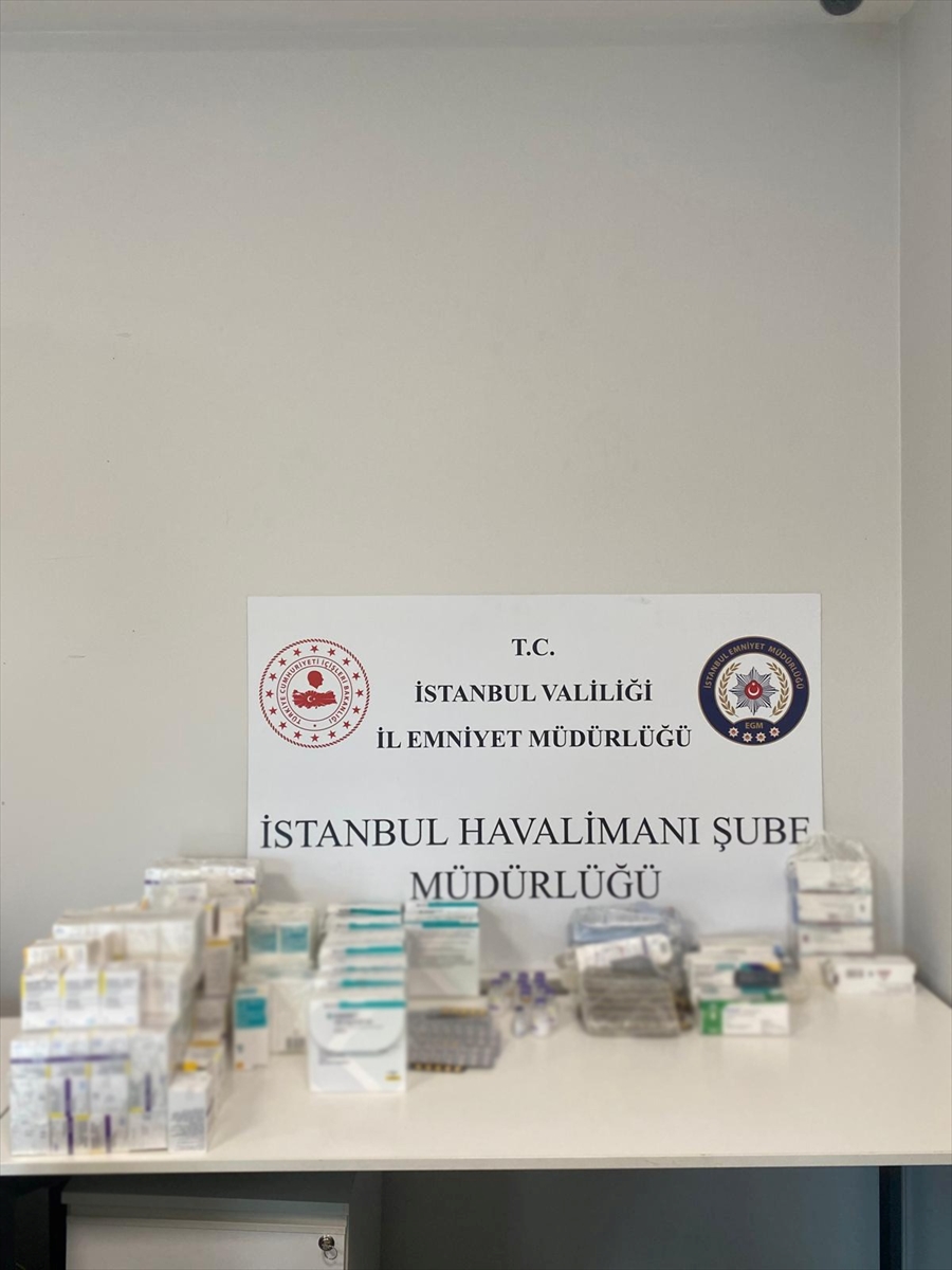 İstanbul'da yasa dışı yollarla yurt dışına ilaç götürmeye çalışan 5 kişi yakalandı