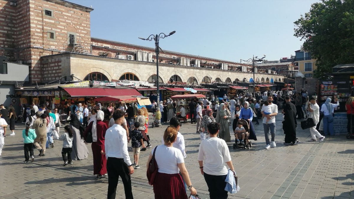 İstanbullular bayramın ilk gününde sahil ve parklarda vakit geçirdi
