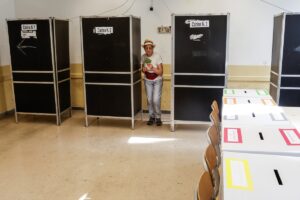 - Yabancıların vatandaşlık almasını düzenleyen yasa ile işçi haklarını düzenleyen