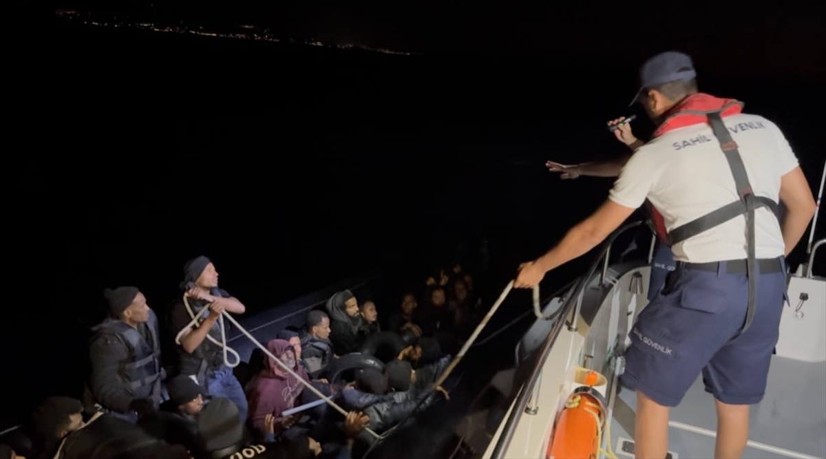 İzmir açıklarında 42 düzensiz göçmen kurtarıldı