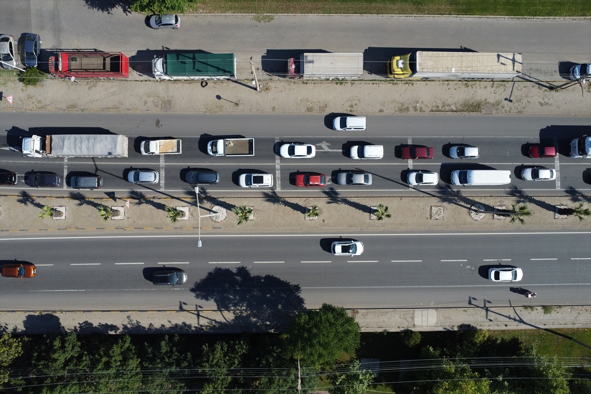 İzmir-Ankara kara yolunun Manisa geçişinde bayram yoğunluğu başladı
