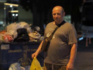 İZMİR (AA) – İzmir'in Buca ilçesinde belediye işçilerinin grevi nedeniyle