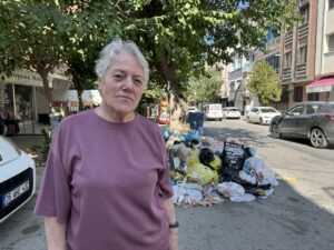 İZMİR (AA) – İzmir'in Buca ilçesinde belediye işçilerinin grevi nedeniyle