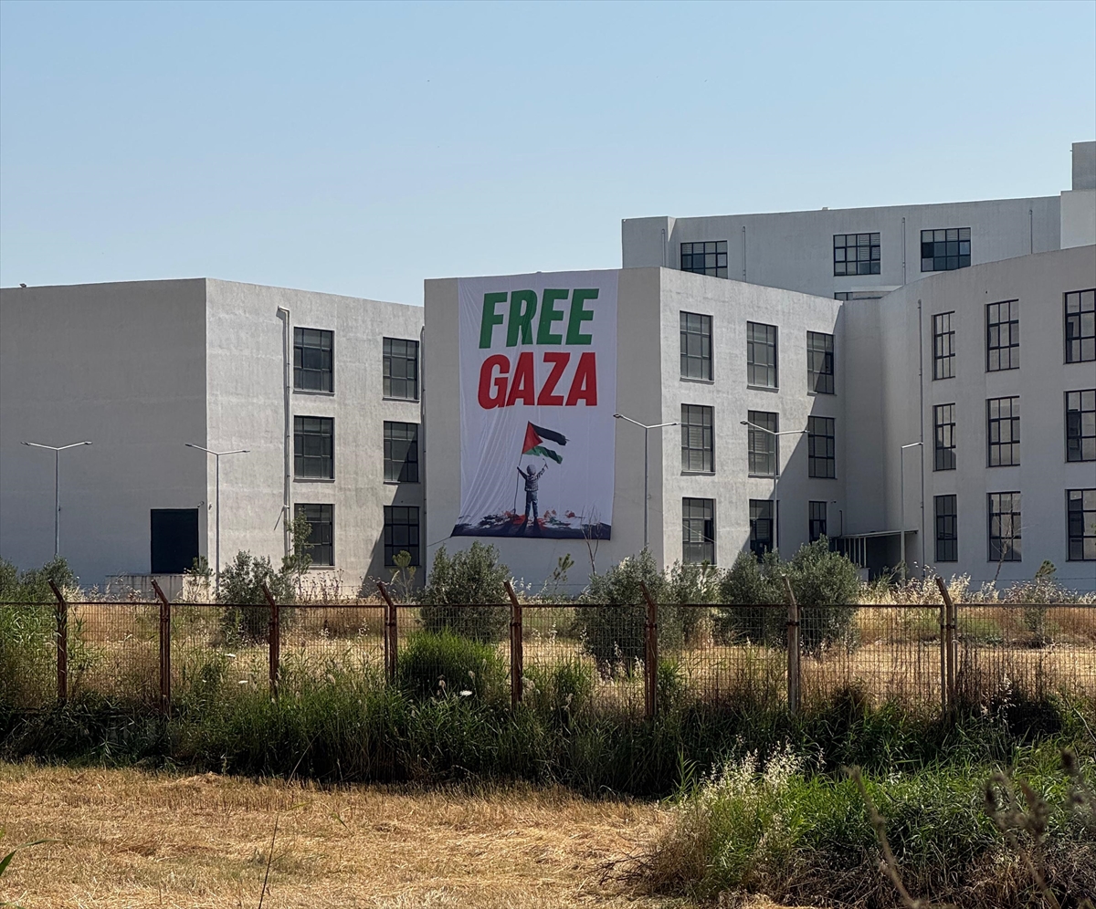 İzmir Katip Çelebi Üniversitesi dev pankartla İsrail'i protesto etti