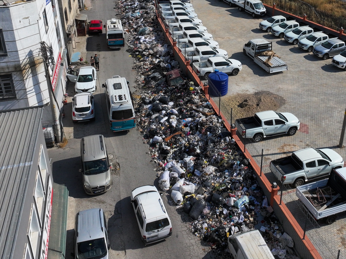 İzmir'de Ayakkabıcılar Sitesi'nde atık yığınları oluştu