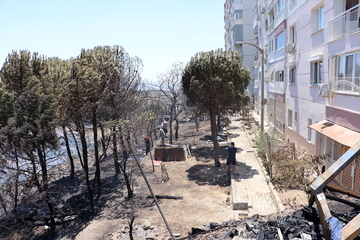 İzmir'de iki ilçede otluk alanda çıkan yangın kontrol altına alındı