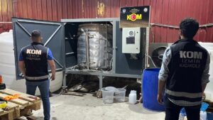 İZMİR (AA) – İzmir'de kaçak etil alkol operasyonunda gözaltına alınan