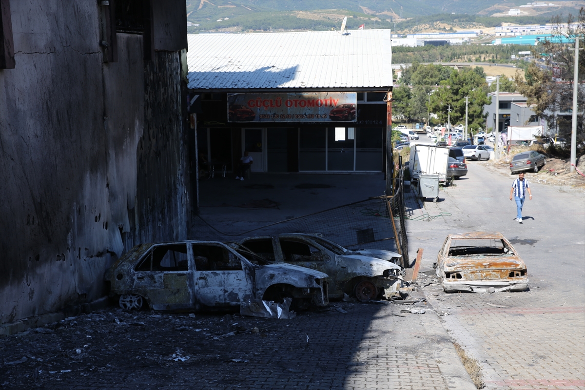 İzmir'de orman yangınının sıçradığı galericiler sitesinde hasarın boyutu ortaya çıktı