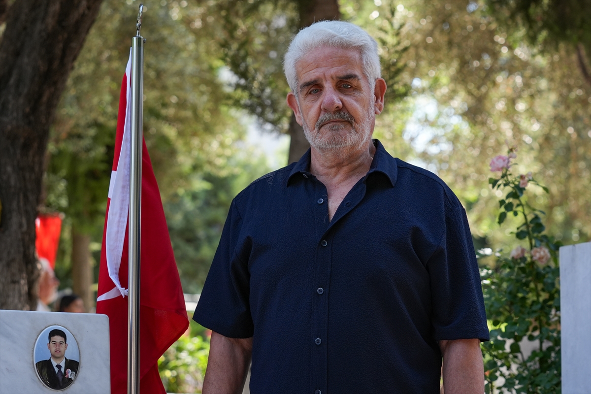 İzmir'de şehit aileleri arife günü yakınlarının mezarını ziyaret etti