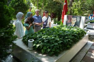 İZMİR (AA) – İzmir'de şehit yakınları, Kurban Bayramı'nın birinci gününde