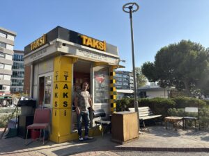 İZMİR (AA) – İzmir'in Karşıyaka ilçesinde bir taksi durağında kalp