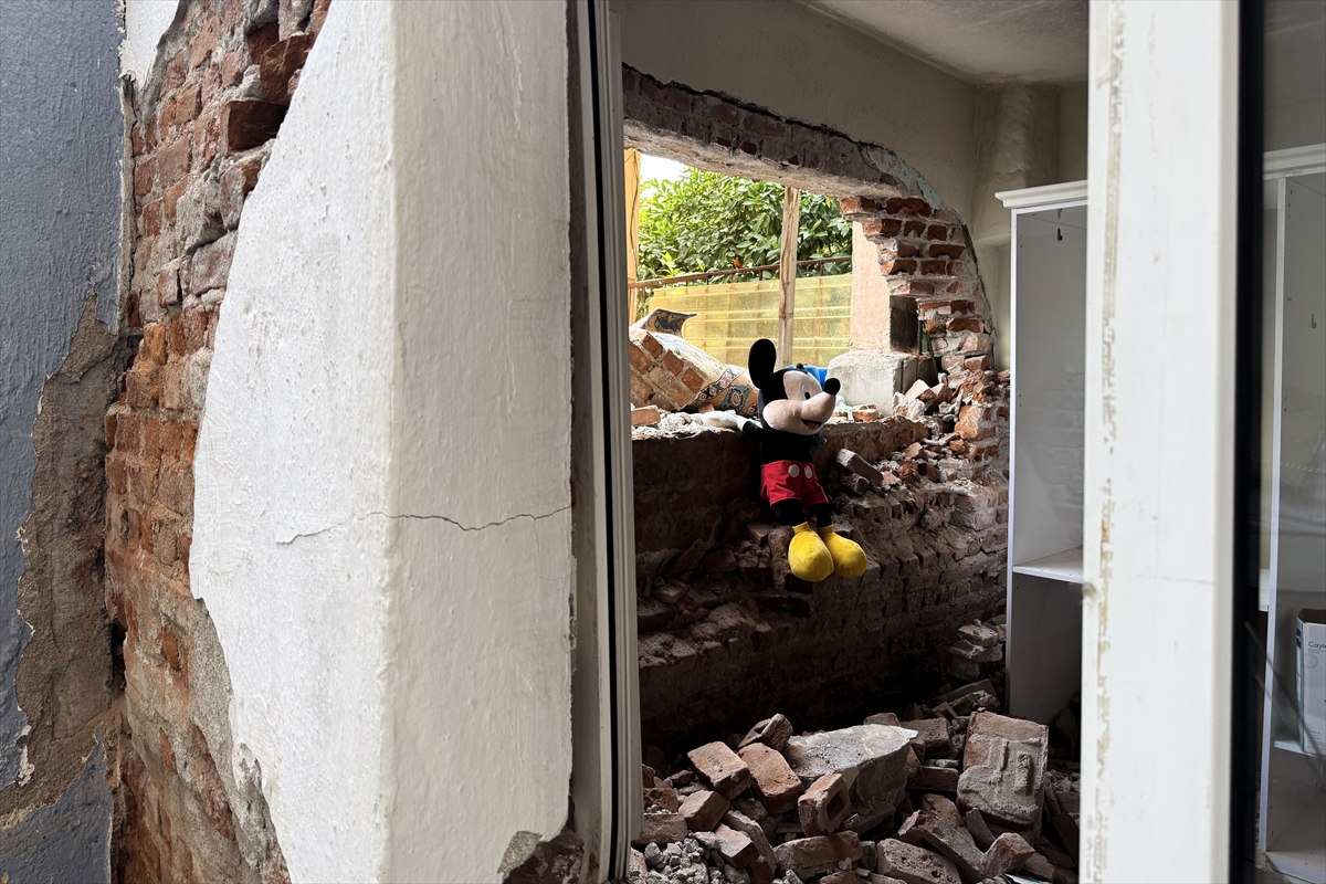 İzmir'de tünel inşaatı nedeniyle evleri zarar gören mahalle sakinleri çözüm istiyor