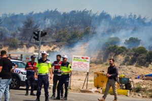 İZMİR (AA) – İzmir'in Foça ilçesindeki ormanlık alanda çıkan yangın,