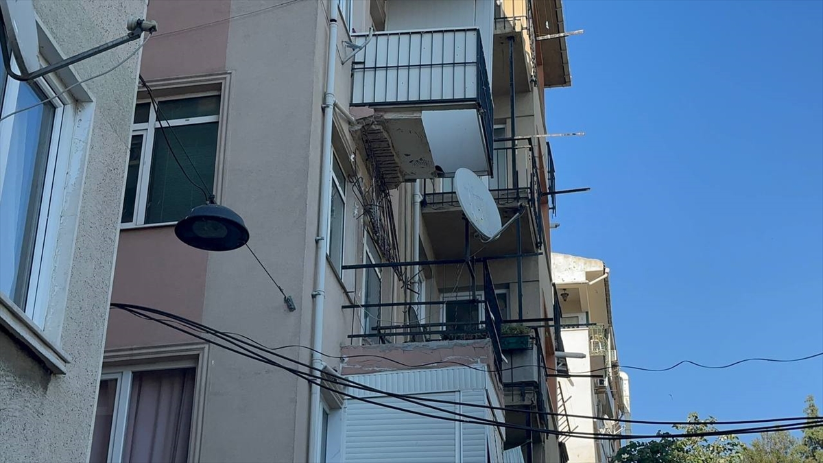 Kadıköy'de bir dairenin balkonunda kısmi çökme meydana geldi