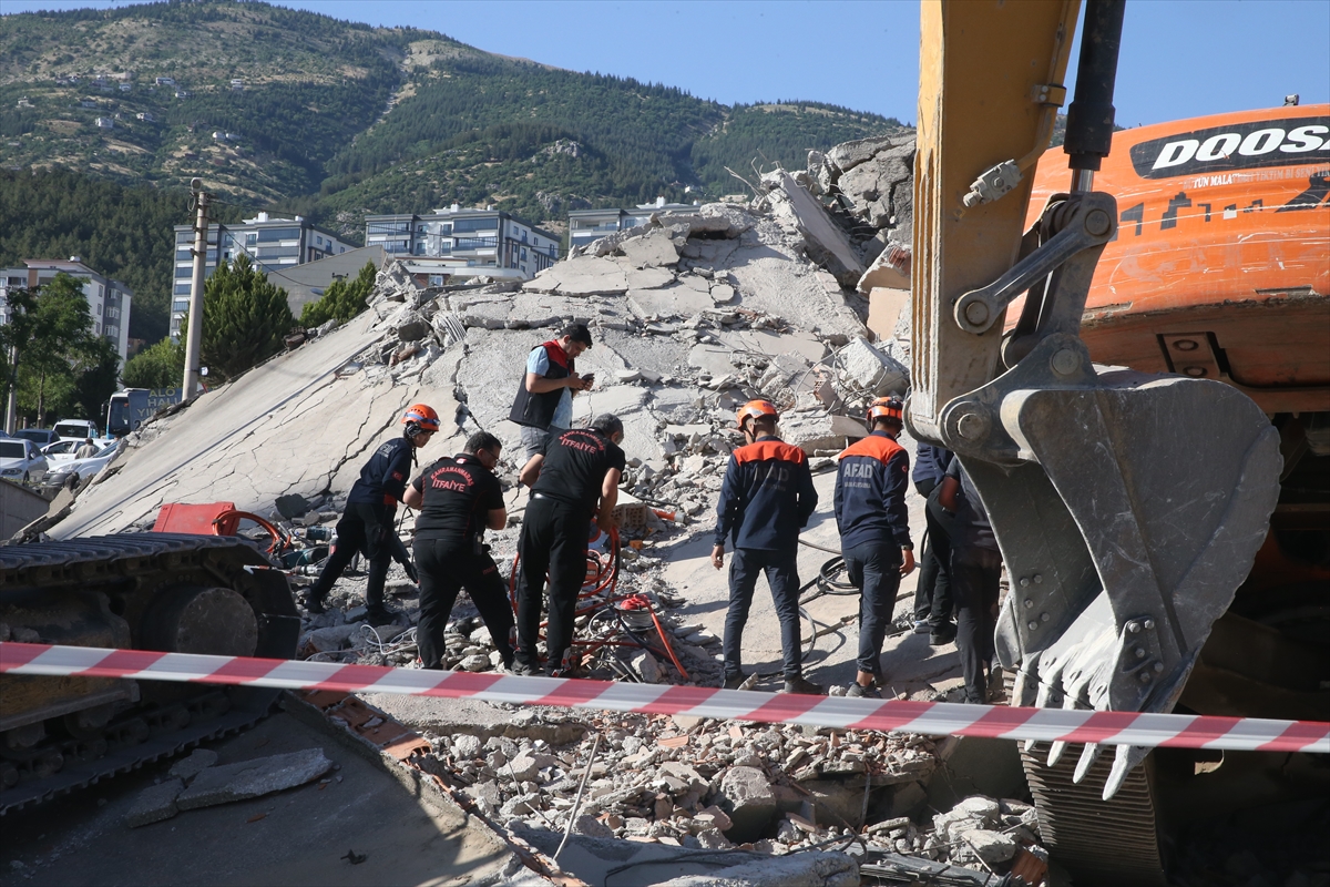 GÜNCELLEME – Kahramanmaraş'ta ağır hasarlı bina yıkılırken iş makinesinin üzerine devrildi
