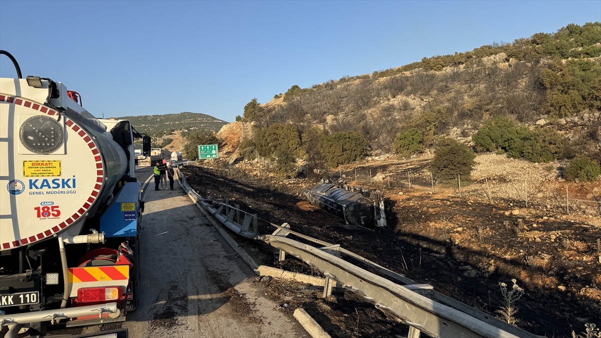 Kahramanmaraş'ta şarampole devrilen bitkisel yağ yüklü tırda çıkan yangın söndürüldü