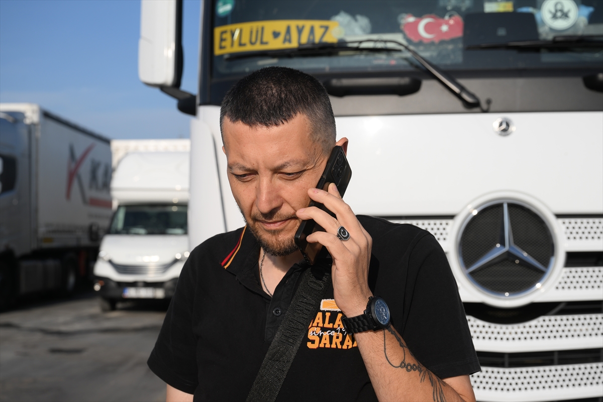 Kapıkule'de çıkış sırası bekleyen tır şoförleri bayramı ailelerinden uzakta kutladı