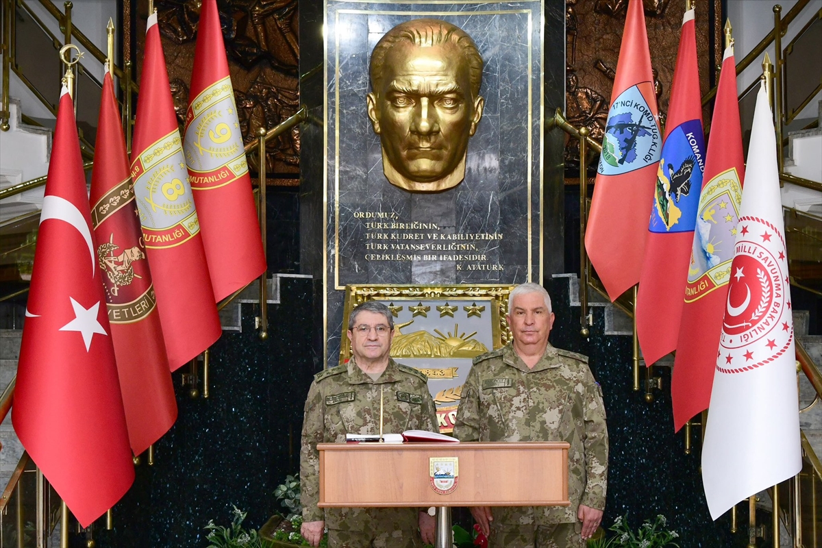 Kara Kuvvetleri Komutanı Bayraktaroğlu, 3'üncü Ordu Komutanlığında incelemelerde bulundu
