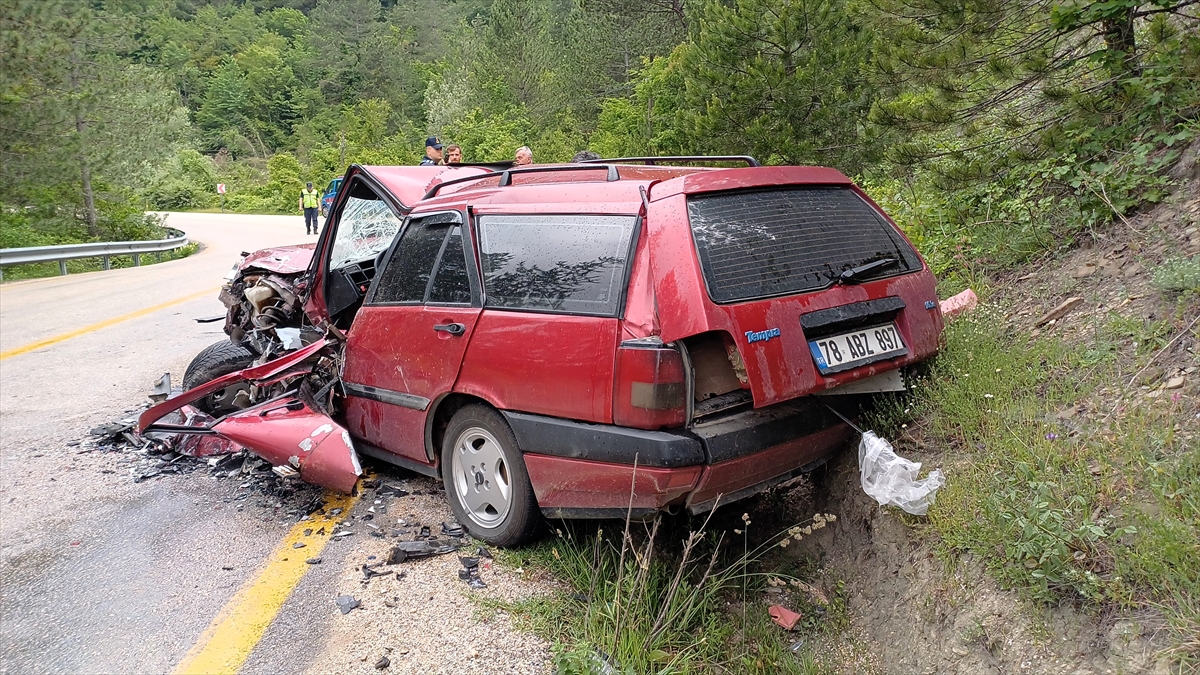 Karabük'te 2 otomobilin çarpıştığı kazada 8 kişi yaralandı