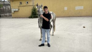 - Sınava hazırlık döneminde at çiftliğinden bir süre uzak kalan