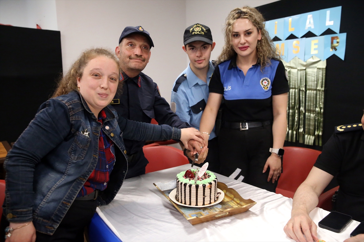 Kastamonu'da tayini çıkan kadın polis ve jandarmaya “özel” veda