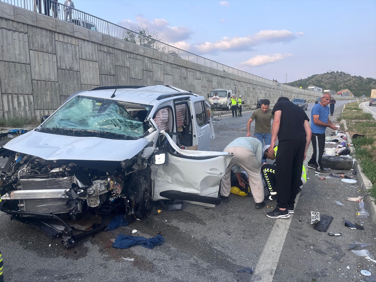 Kastamonu'da üç aracın karıştığı trafik kazasında 9 kişi yaralandı