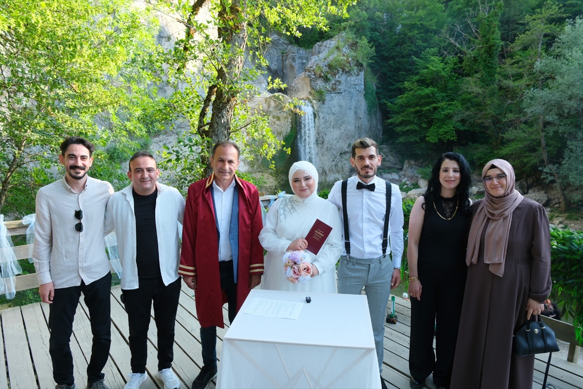 Kastamonulu çift, nikahını Ilıca Şelalesi'nde kıydırdı