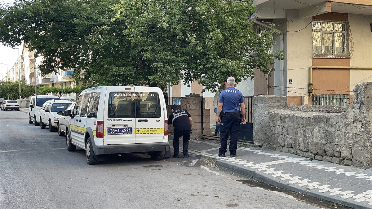 Kayseri'de alkollü 2 arkadaş birbirini bıçakladı
