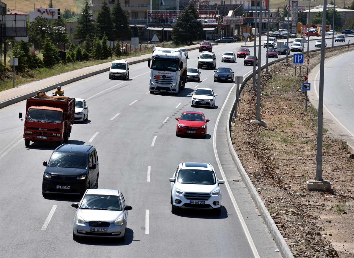 “Kilit kavşak” Kırıkkale'de bayram öncesi trafik yoğunluğu sürüyor